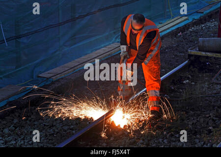 Railroad worker cutting de rails de chemin de fer avec un chalumeau, Allemagne Banque D'Images