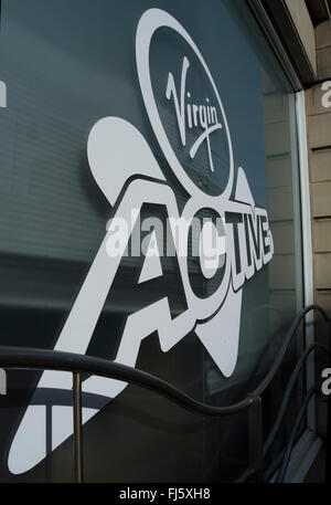 Affiches de fenêtre avec nom et logo pour un Virgin Active Health Club, Wimbledon, Londres, Angleterre du Sud-Ouest Banque D'Images