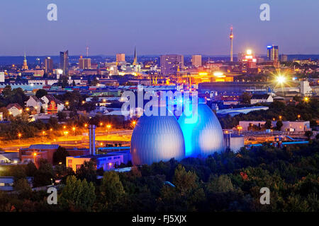 Les réservoirs de digestion lumineux d'évacuation des eaux usées de Dortmund usine Deusen II, l'Allemagne, en Rhénanie du Nord-Westphalie, Ruhr, Dortmund Banque D'Images