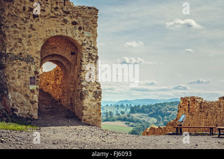 Brasov, Roumanie - 10 octobre 2015 : des murs de la citadelle médiévale de Brasov, d'abord attesté en 1324, l'un des plus anciens arch Banque D'Images