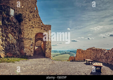 Brasov, Roumanie - 10 octobre 2015 : des murs de la citadelle médiévale de Brasov, d'abord attesté en 1324, l'un des plus anciens arch Banque D'Images
