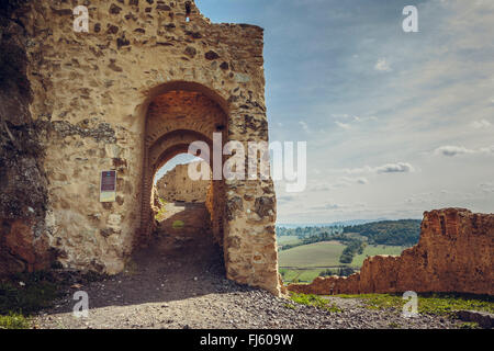 Brasov, Roumanie - 10 octobre 2015 : des murs de la citadelle médiévale de Brasov, d'abord attesté en 1324, l'un des plus anciens arch Banque D'Images