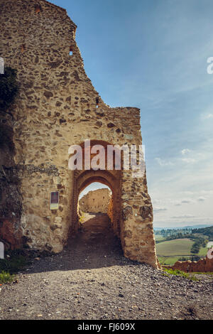 Brasov, Roumanie - 10 octobre 2015 : des murs de la citadelle médiévale de Brasov, d'abord attesté en 1324, l'un des plus anciens arch Banque D'Images