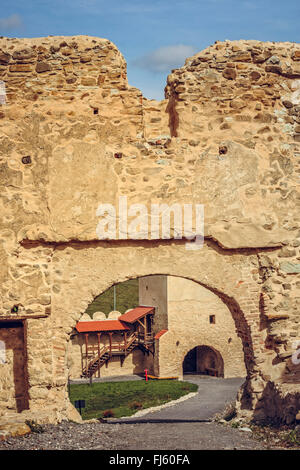Brasov, Roumanie - 10 octobre 2015 : cour intérieure de la citadelle, Brasov attestée en 1324 d'abord, l'un des plus anciens archaeolog Banque D'Images