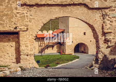 Brasov, Roumanie - 10 octobre 2015 : cour intérieure de la citadelle, Brasov attestée en 1324 d'abord, l'un des plus anciens archaeolog Banque D'Images