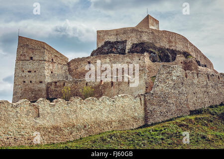 Brasov, Roumanie - 10 octobre 2015 : murs de fortification de la citadelle médiévale de Brasov, d'abord attesté en 1324, l'une des plus anciennes Banque D'Images