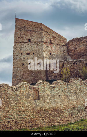 Brasov, Roumanie - 10 octobre 2015 : murs de fortification de la citadelle médiévale de Brasov, d'abord attesté en 1324, l'une des plus anciennes Banque D'Images