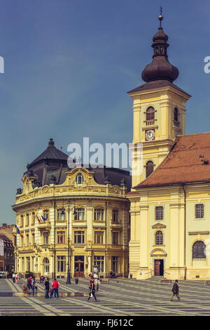 SIBIU, ROUMANIE - 06 MAI 2015 : des personnes non identifiées, visiter la cité médiévale grande place avec l'Église catholique romaine. Le carré, t Banque D'Images