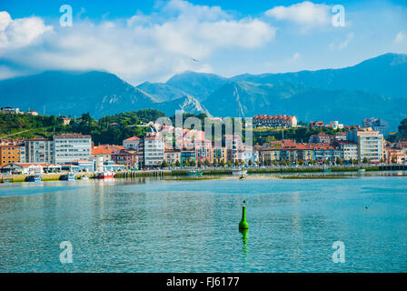 L'estuaire de la rivière Sella, à l'arrière-plan, la ville de Ribadesella. Asturias, Espagne Banque D'Images