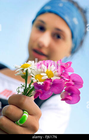 Des fleurs de montagnes, fille de 14 ans, France Banque D'Images