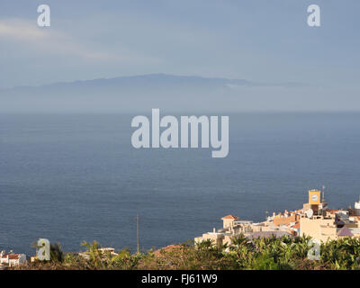 L'océan Atlantique et l'île de Gomera dans la brume, vue panoramique à partir de Puerto Santiago, sur la côte ouest de Tenerife Espagne Banque D'Images