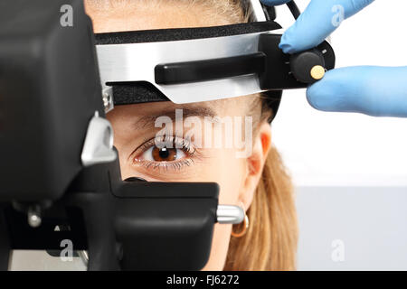 Ophtalmologiste examine les yeux à l'aide d'un appareil ophtalmique. Un examen d'oeil à un ophtalmologiste, ophthalmoscope. Banque D'Images