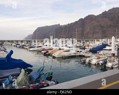 Soir dans la marina Port de Los Gigantes, Canaries Espagne , rangées de bateaux et voiliers Banque D'Images