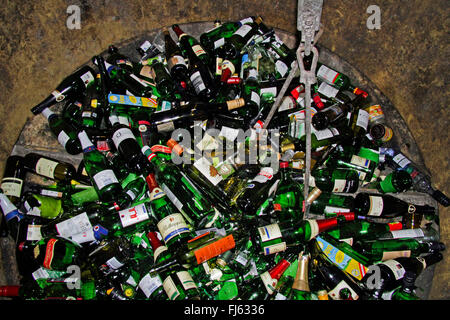 À l'intérieur d'un bottle bank, Allemagne Banque D'Images