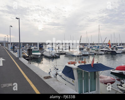 Soir dans la marina Port de Los Gigantes, Canaries Espagne , rangées de bateaux et voiliers Banque D'Images