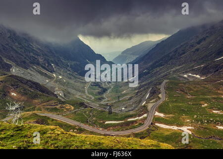 Paysage de montagne orageux avec célèbre route Transfagarasan sinueuses à Fagaras Mountains, en Roumanie. Banque D'Images