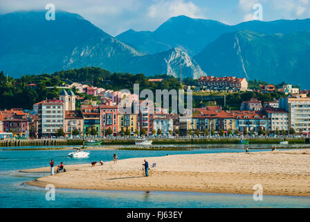 L'estuaire de la rivière Sella, à l'arrière-plan, la ville de Ribadesella. Asturias, Espagne Banque D'Images