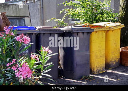 Trashbins différents pour les déchets résiduels et les bacs de recyclage, Allemagne Banque D'Images