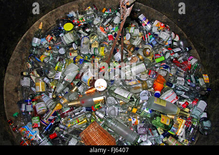 À l'intérieur d'un bottle bank, Allemagne Banque D'Images