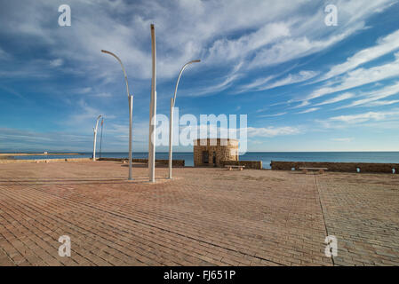 Ancienne tour et la promenade sur la plage de La Mata, Torrevieja, Espagne Banque D'Images