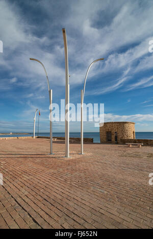 Ancienne tour et la promenade sur la plage de La Mata, Torrevieja, Espagne Banque D'Images