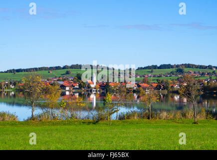 Riegsee et vue sur le village Riekes, Germany, Bavaria, Oberbayern, Upper Bavaria, Alpenvorland Banque D'Images