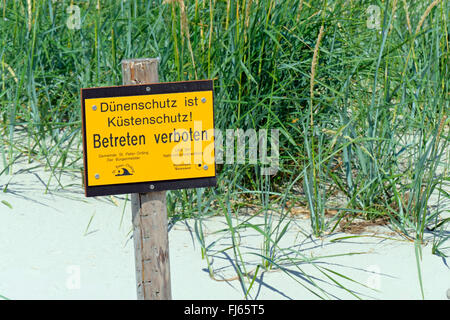 'La protection des côtes, entrée interdite !' signe sur les dunes de la mer du Nord, l'Allemagne, Schleswig-Holstein, dans le Nord de la Frise, Sankt Peter Ording Banque D'Images
