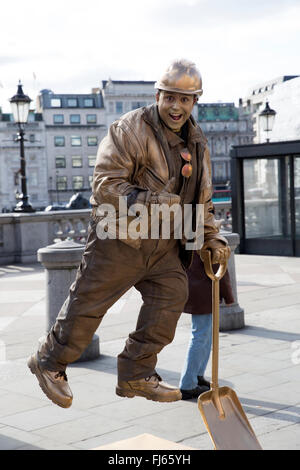 Londres, Royaume-Uni. 29 Février, 2016. Un artiste de rue à Trafalgar Square Londres sur la dernière journée météorologique de l'hiver 2016. Credit : Keith Larby/Alamy Live News Banque D'Images