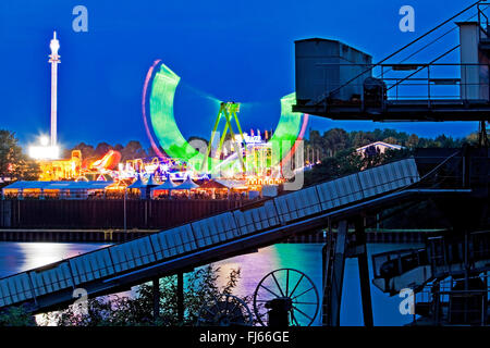 Allumé Cranger Kirmes, plus grande fête foraine de Rhénanie du Nord-Westphalie, près de l'Rhine-Herne Canal dans la soirée, l'Allemagne, en Rhénanie du Nord-Westphalie, Ruhr, Herne Banque D'Images