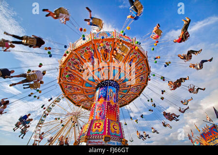 Carrousel de rotation sur Cranger Kirmes, plus grande fête foraine en Rhénanie du Nord-Westphalie, en Allemagne, en Rhénanie du Nord-Westphalie, Ruhr, Herne Banque D'Images