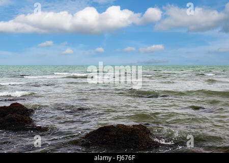 Les vagues de l'océan qui ont lapé vers le rivage. Banque D'Images