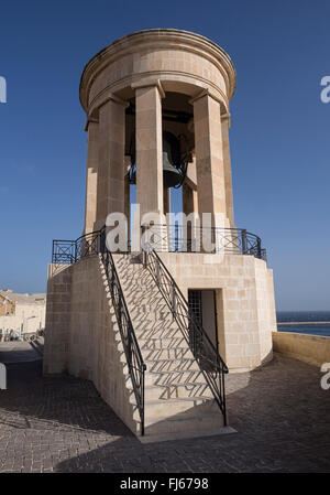 Siège Bell Memorial à ceux qui sont morts dans la deuxième guerre mondiale, donnant sur le port de La Valette, Malte Banque D'Images