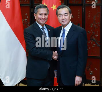 Beijing, Chine. Feb 29, 2016. Le Ministre chinois des affaires étrangères Wang Yi (R) rencontre avec le Ministre des affaires étrangères de Singapour Vivian Balakrishnan à Beijing, capitale de la Chine, 10 févr. 29, 2016. © Ding Haitao/Xinhua/Alamy Live News Banque D'Images