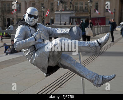 Londres, Royaume-Uni. 29 Février, 2016. Un artiste de rue à Trafalgar Square Londres sur le dernier jour de l'hiver météorologique 201 Crédit : Keith Larby/Alamy Live News Banque D'Images