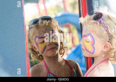 Belle fille blonde avec la peinture du visage Banque D'Images