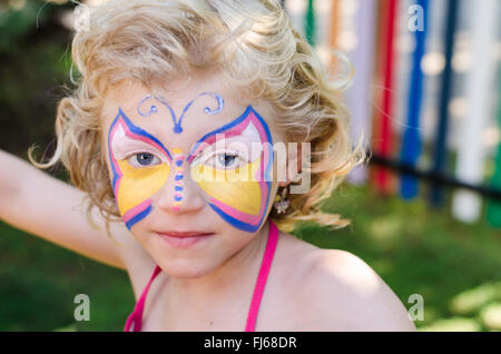 Belle fille blonde avec la peinture du visage Banque D'Images