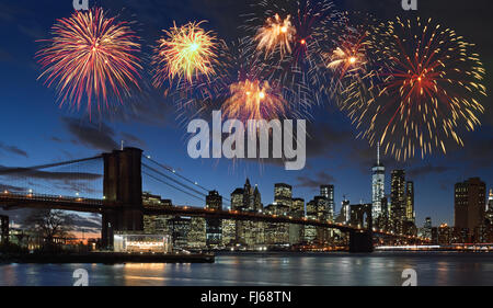 D'artifice au-dessus de Manhattan. Banque D'Images