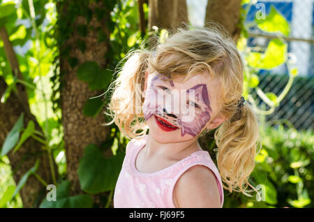 Belle fille blonde avec la peinture du visage Banque D'Images