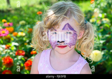 Belle fille blonde avec la peinture du visage Banque D'Images