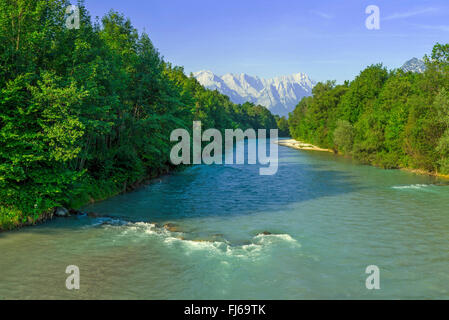 Afficher le long de la Loisach sur les montagnes de Wetterstein et de la Zugspitze, l'Allemagne, la Bavière Banque D'Images