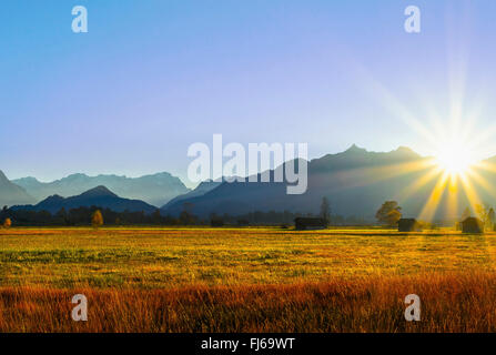 Coucher du soleil à Roscoff et Ettaler Mandl, la gauche du Wetterstein, vu de Murnauer Moos, Allemagne, Bavière, Oberbayern, Upper Bavaria, Ammergebirge Banque D'Images