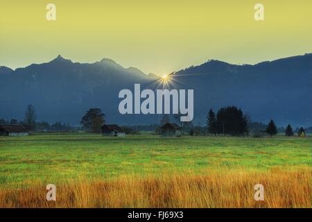 Coucher du soleil à Roscoff et Ettaler Mandl, vu de Murnauer Moos, Allemagne, Bavière, Oberbayern, Upper Bavaria, Ammergebirge Banque D'Images