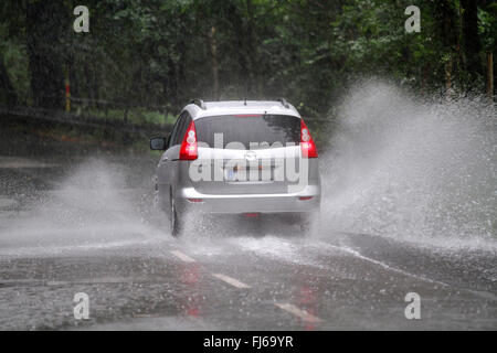 Voiture sur route inondé lors de fortes pluies, Allemagne Banque D'Images