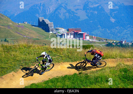 Deux vélo de montagne sur un sentier de montagne, ski, hôtels de La Plagne en arrière-plan, France, Savoie, La Plagne Banque D'Images