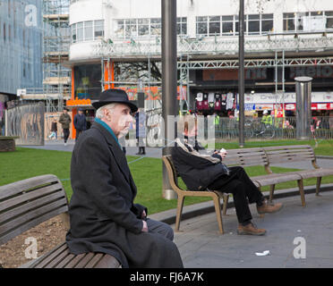 Londres, Royaume-Uni. 29 Février, 2016. Météo Royaume-uni personnes siègent à Leicester Square à Londres le dernier jour de l'hiver météorologique 201 Crédit : Keith Larby/Alamy Live News Banque D'Images