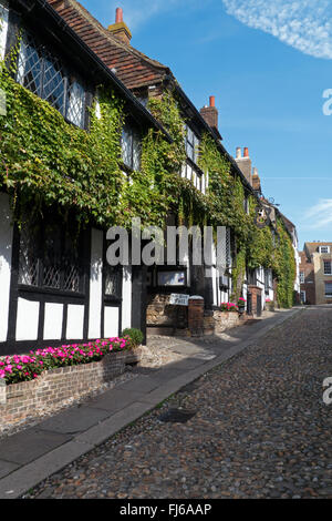 La célèbre rue Mermaid pavées à Rye, East Sussex, Angleterre, avec la jonction de la Mermaid Inn Banque D'Images