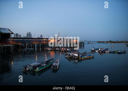 Bateaux de pêche Port Panama City Panama // PANAMA CITY, Panama — petits bateaux de pêche ancrés dans un petit port protégé sur le front de mer de Panama City, Panama, sur la baie de Panama. Banque D'Images