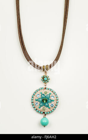 Libre de bijoux vintage Vert brillant sur fond blanc Banque D'Images