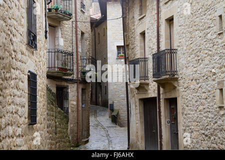 Rue Pierre étroit dans le village médiéval de Sos del Rey Catolico Espagne Banque D'Images