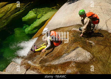 Canyoning dans le canyon de Purcaraccia en montagne Bavella, France, Corse, aiguilles Banque D'Images